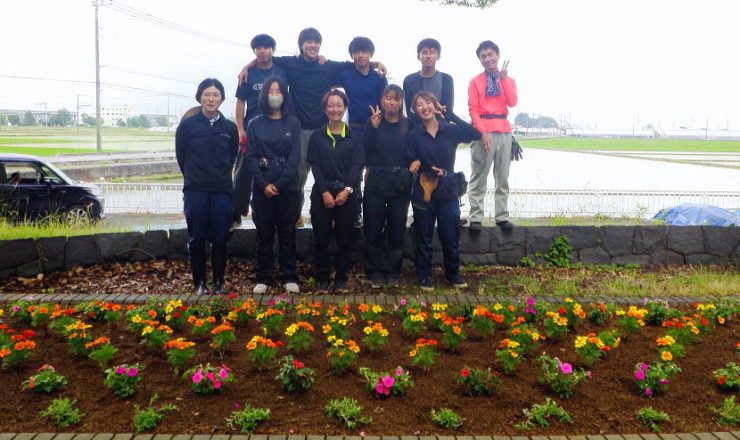 行田市 テクノ・ホルティ園芸専門学校造園コースの皆さんと夏花壇の作成イベント